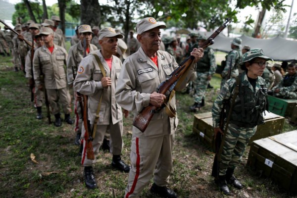Chavistas desafían a Estados Unidos con ejercicios militares 