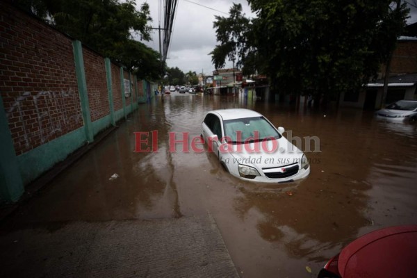 Carros anegados y personas atrapadas en la Kennedy tras fuerte tormenta en la capital