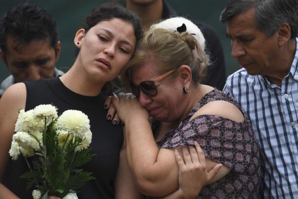 Familias a la expectativa de rescates tras el terremoto en México