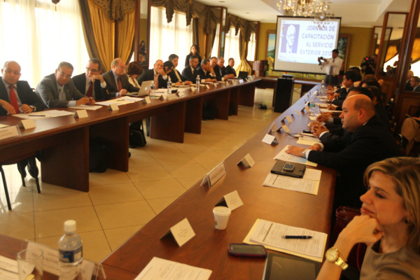 Honduras: diplomáticos se reúnen en Cancillería