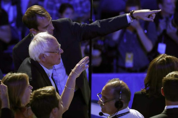 Sanders apoya candidatura de Clinton con llamado a la unión del partido