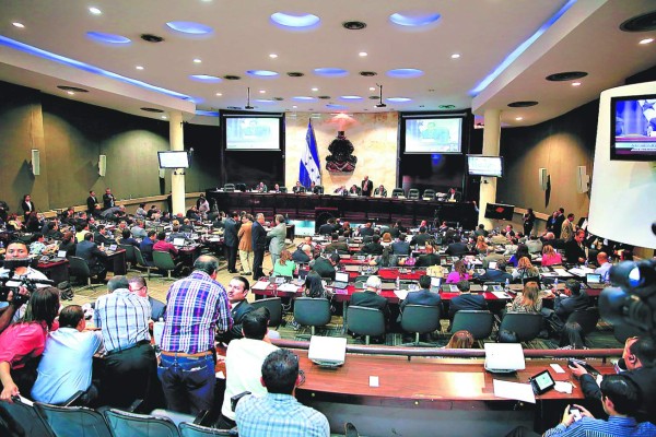 Diputados liberales 'arrechos” con Villeda