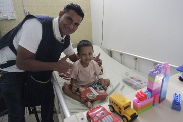Olimpia entrega regalos a niños con cáncer