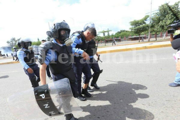 Impactantes fotos: Batalla campal fuera de la UNAH deja varios policías con quemaduras
