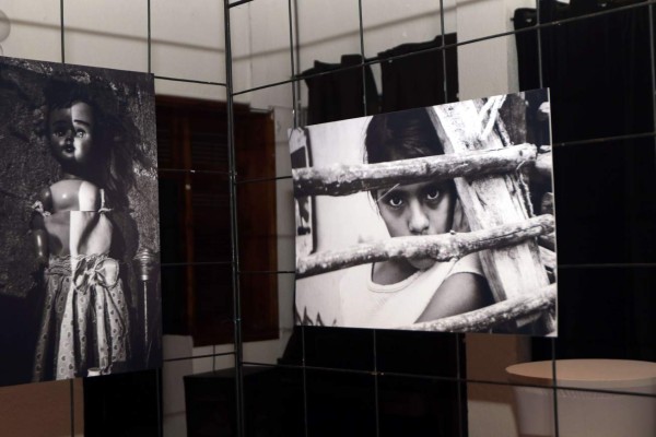 Daniela Lozano expone 'Las crucitas' en la Alianza Francesa