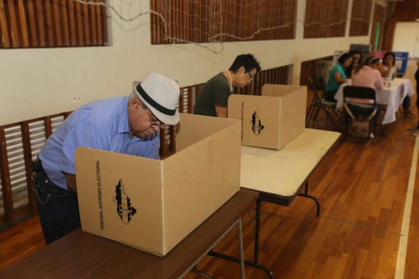 Hondureños se vuelcan a las urnas electorales de la zona sur de la capital