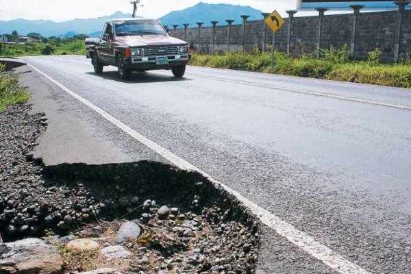 Vecinos exigen concluir pavimentación de calle