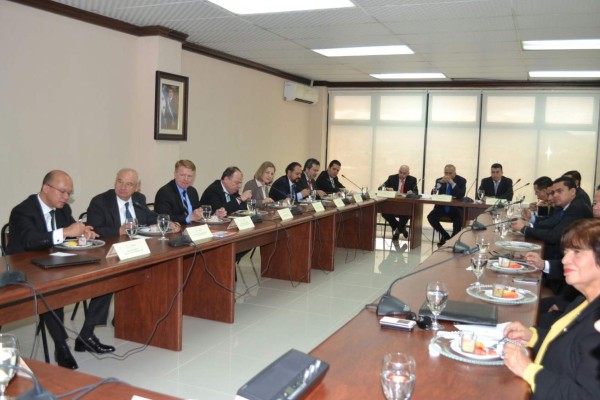 Previo a ser presentados los miembros de la Maccih sostuvieron una reunión en Casa Presidencial.