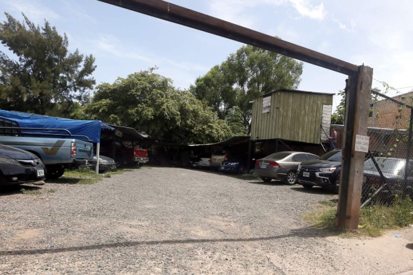 Parqueos en predios baldíos, nueva fuente de ingresos de capitalinos