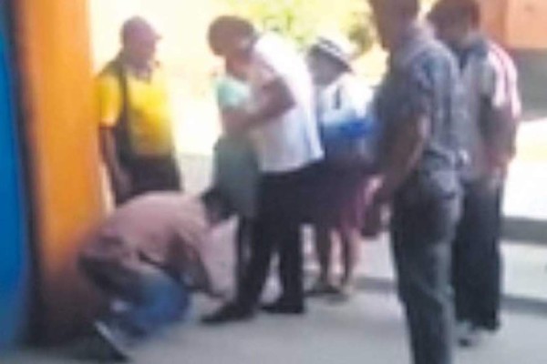 El video de Evo Morales ordenando que le aten los zapatos se vuelve viral en Internet