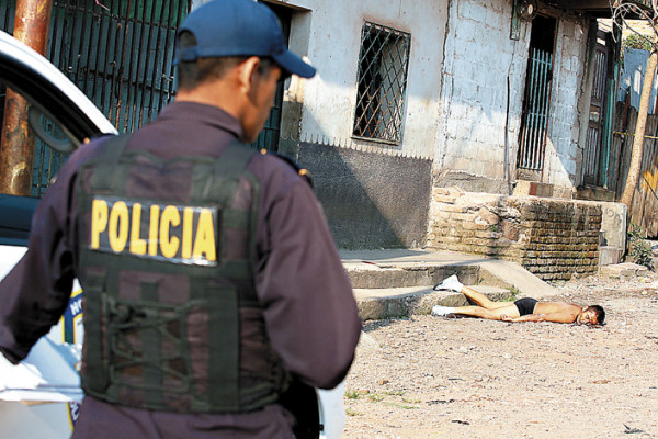 En cacería humana matan a un policía