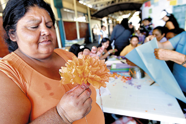Flores hechas con nostalgia y dolor adornarán féretros de difuntos