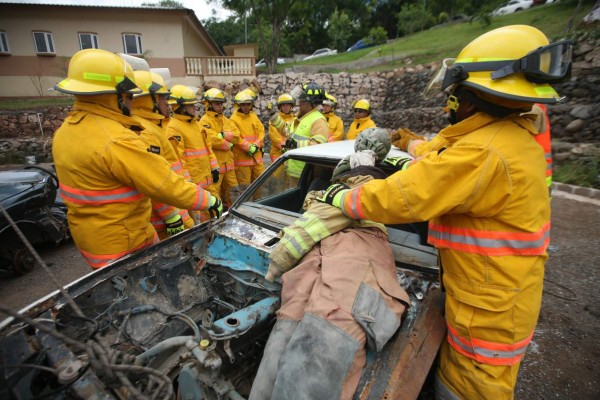 Bomberos realizan simulacro de rescate
