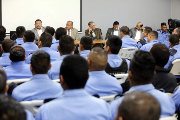 Con lágrimas, policías entregan armas y uniformes en la capital de Honduras