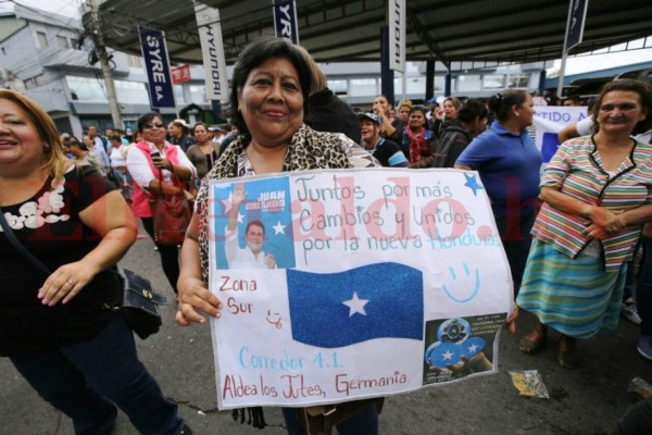 Al ritmo del 'perreo' nacionalistas piden inscripción de Juan Orlando Hernández &nbsp;&nbsp;