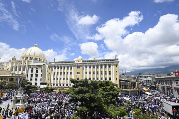 'Bukele, dictador': Salvadoreños protestan contra el bitcóin y el autoritarismo