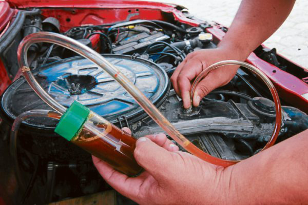 Gustavo, el catracho que mueve su auto con agua