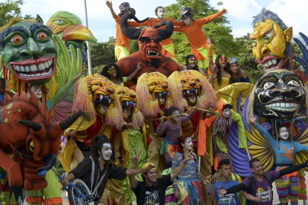 Fiesta de las artes escénicas en las calles de medellín