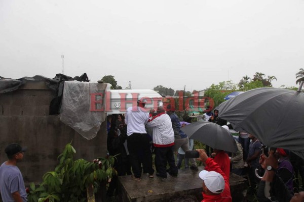 FOTOS: En medio de la lluvia, familiares y amigos le dieron el último adiós a Walter Williams