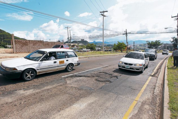 Caos vial por hoyos en el anillo