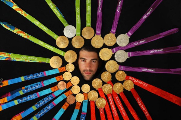 Las alucinantes fotos de Michael Phelps con todas sus medallas para Sports Illustrated