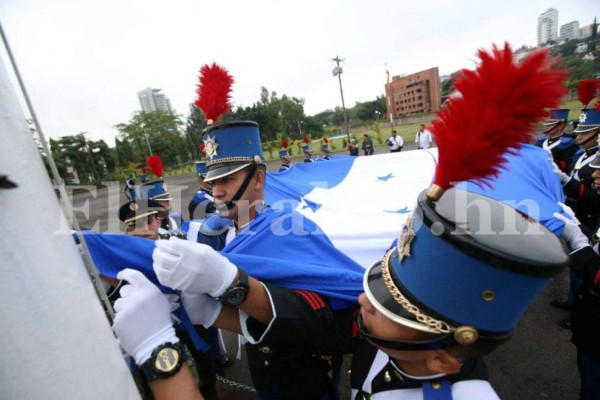 Hondureños celebran con patriotismo el Día de la Bandera Nacional