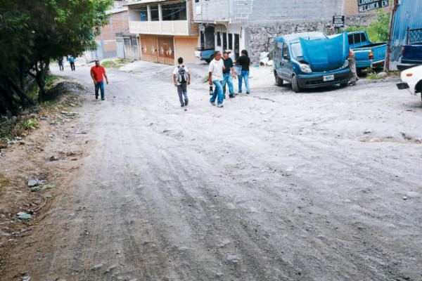 Vecinos reanudan vieja demanda de pavimentación