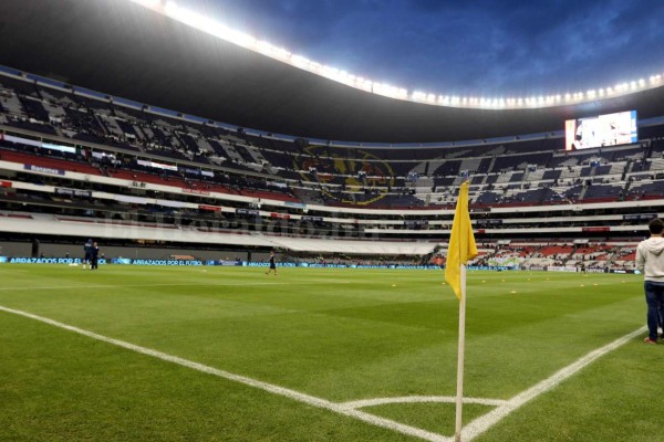 Afición mexicana da la espalda y no llena el Azteca