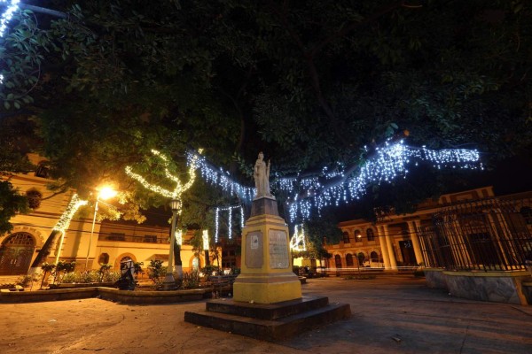 La capital recibe la Navidad con manto de luces multicolores