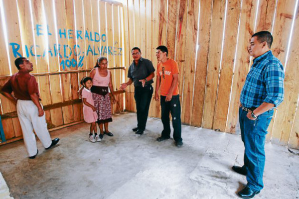 Familia Alvarenga recibe llaves de su nuevo hogar