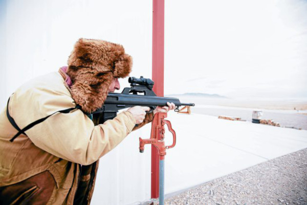 Un hombre vive solo en un hangar en el desierto de Utah
