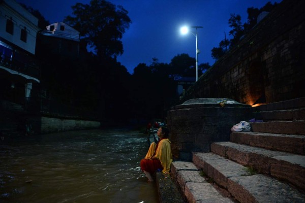 Las hermosas imágenes que dejó el eclipse lunar parcial en varios países del mundo