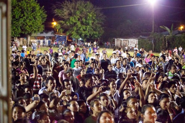 Concurrido Concierto de amor y alabanzas