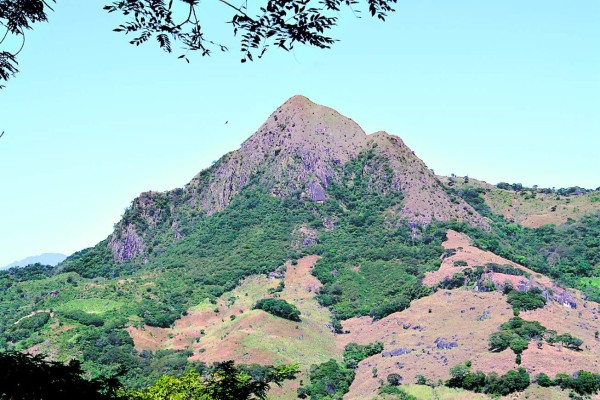 Choluteca: Tres de los 11 mineros soterrados dan señales de vida