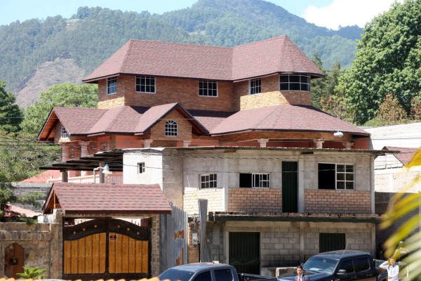 En apenas seis meses expolicía detenido levantó su palacio