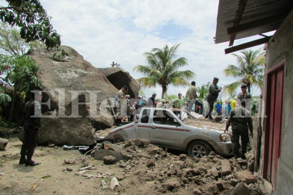 Mueren cinco personas tras caer enorme roca en su casa en El Paraíso