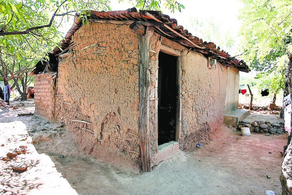 Angustiados padres piden ayuda para menor en estado vegetal