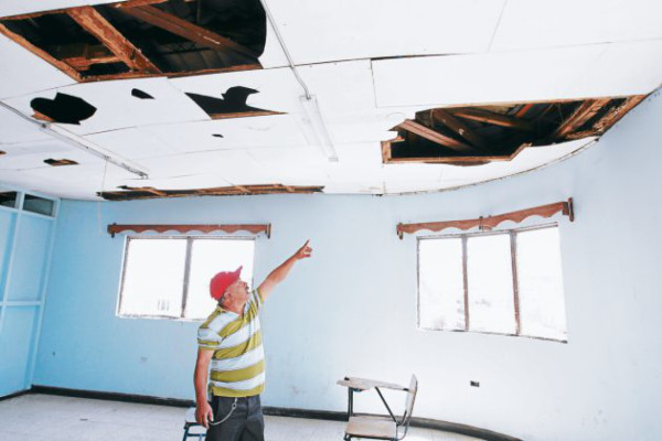 Calamidad se apodera de tres centros educativos