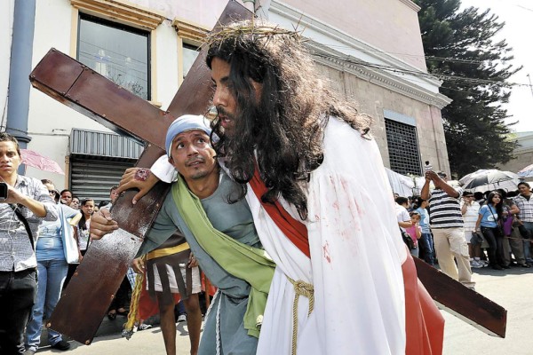 Fe y devoción de hondureños en solemne procesión del Vía Crucis