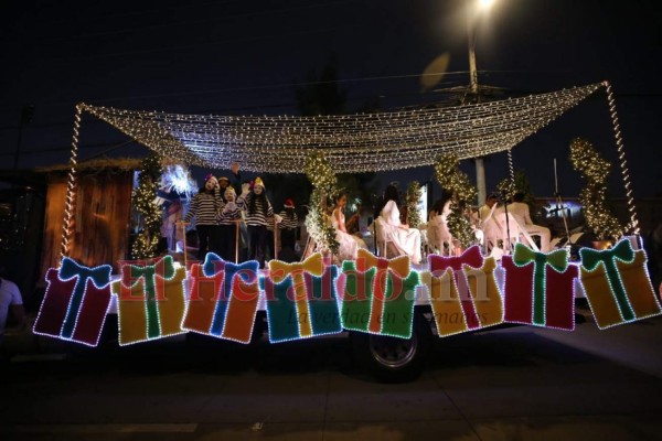 FOTOS: Colorido desfile de carrozas engalanó Tegucigalpa en época decembrina