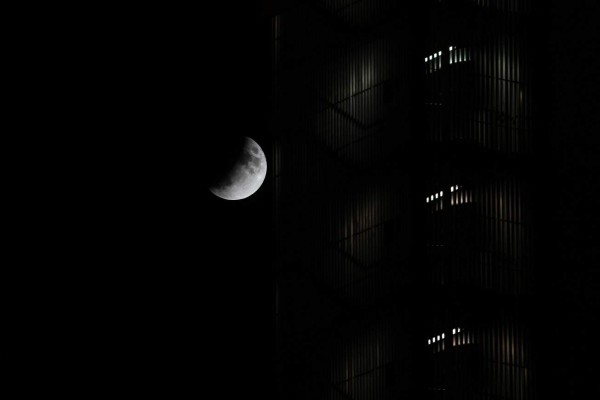 Las hermosas imágenes que dejó el eclipse lunar parcial en varios países del mundo