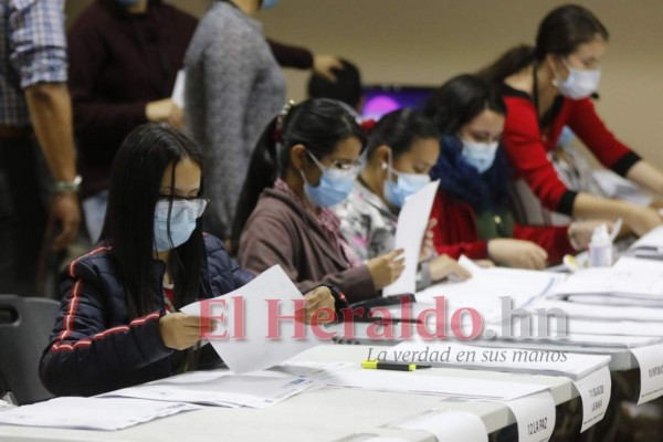Así se desarrolla el escrutinio de acta por acta con incosistencias (FOTOS)