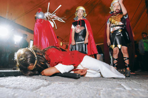 Niños reviven con Vía Crucis la Pasión del Salvador del Mundo