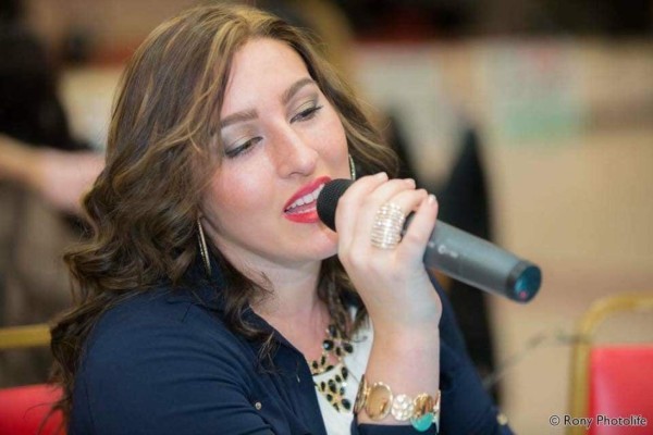 Así es Selena Lee, la hondureña que encanta con su voz en EEUU