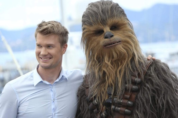 En esta foto de archivo del 15 de mayo de 2018, el actor finlandés Joonas Suotamo, posa con una persona vestida con un disfraz de Chewbacca durante una sesión de fotos para la película 'Solo: A Star Wars Story' en el 71 ° festival internacional de cine, Cannes, sur Francia.