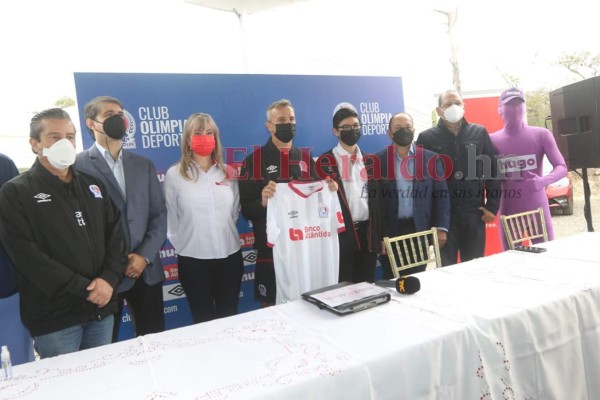 Así fue la presentación de Pablo Lavallén como nuevo técnico del Olimpia