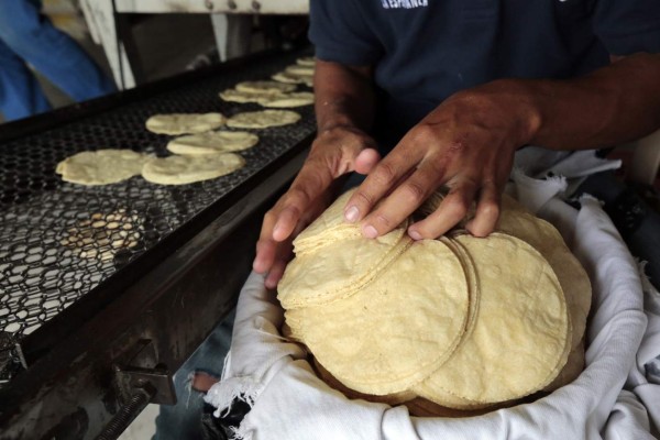En Honduras, los hombres saben echar tortillas