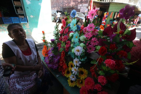 En los mercados y cementerios se preparan para el Día de Difuntos