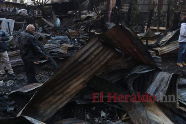 Devastada y desolada, así quedó la zona cero del incendio en el barrio La Bolsa