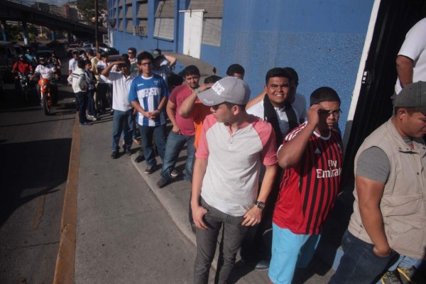 Largas filas a las afueras del Nacional